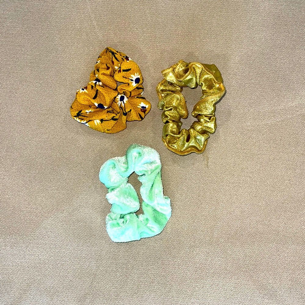 3 hair scrunchies.
